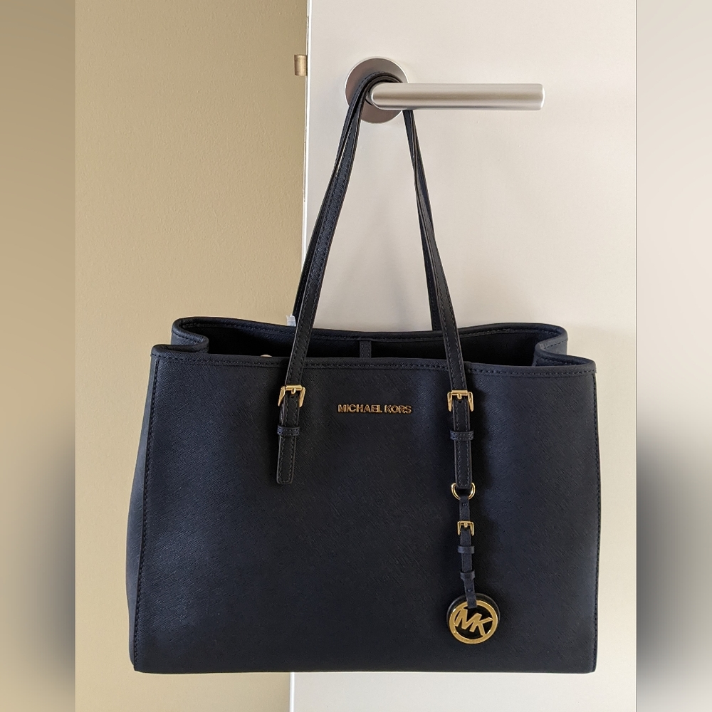 NWT Michael Kors JET SET TRAVEL LARGE EW TOTE in Navy Blue Saffiano Leather-$278